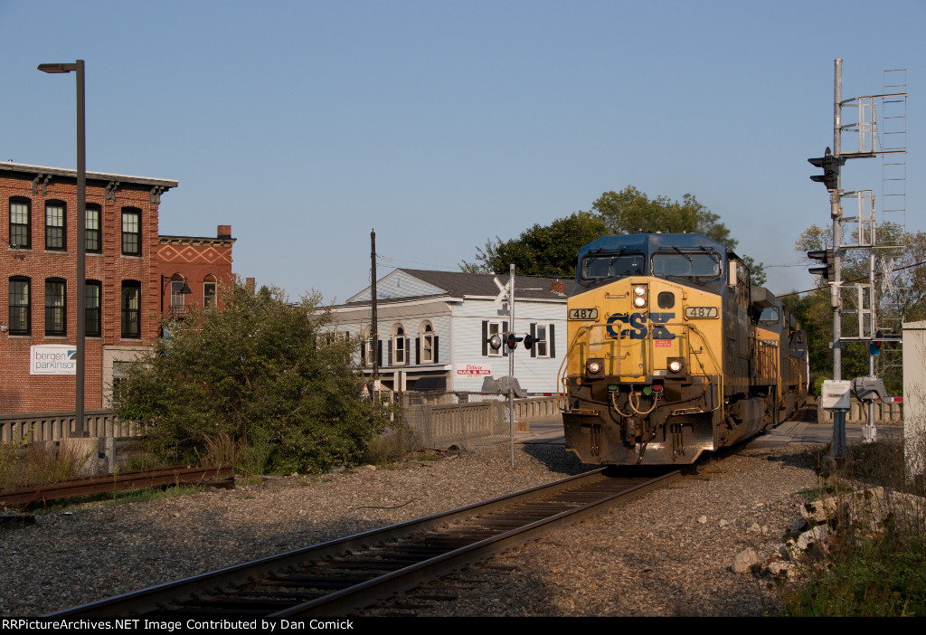 CSXT 487 Leads M427 at Saco